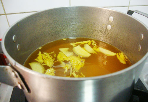 4. Bánh trôi nước gừng nóng. Nguyên liệu: Bột nếp, mè, gừng, lá dứa, đường, lạc. Đậu phộng rang cho chín đều, vọt vỏ cho sạch để nguội. Trộn bột nếp với nước ấm sao cho thành khối bột. Rồi vo tròn bột với hạt đậu phộng bên trong. Ảnh: aMeovat.com.