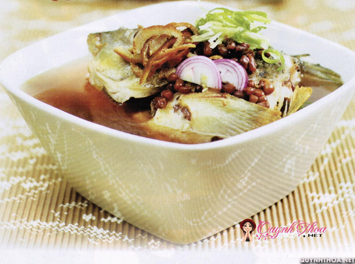 2. Canh cá chép đậu đỏ, gừng tươi: Cá chép tươi 500g, đậu đỏ hạt nhỏ 100g, cùng gừng, vỏ quýt lượng vừa đủ, nấu thành canh ăn, mỗi tuần ăn 2 - 3 lần. Ảnh: quynhthoa.net.