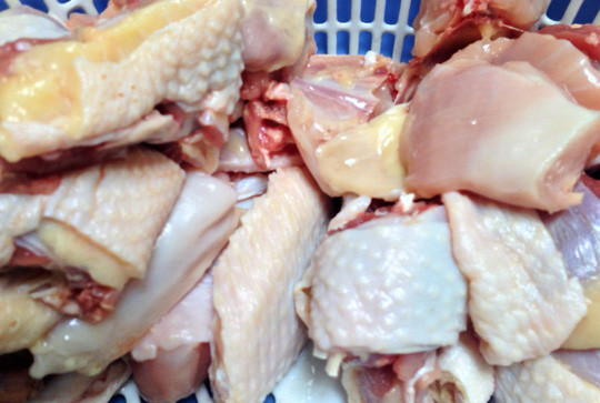 Phi gừng cho dậy mùi và cho trám cùng thịt gà vào xào khoảng 5-7 phút rồi đổ nước xăm xắp và hầm từ 25 đến 30 phút là cả trám và thịt gà đều đã chín nhừ. Ảnh: Healthplus.vn.