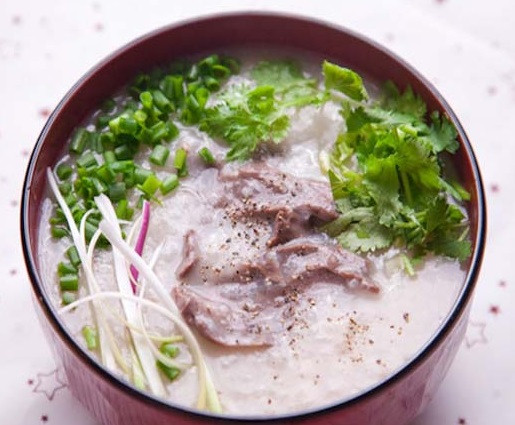6. Cháo râu ngô tim lợn: Râu ngô cho vào túi vải buộc miệng, hầm với tim lợn. Ăn cái, uống nước, dùng tốt cho người có bệnh tim, hay hồi hộp, mất ngủ. Ảnh: mayduavong.biz.