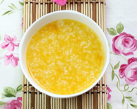 4. Cháo ngô non cà rốt: Ngô non 100 g, cà rốt 3 củ vừa. Nấu ngô sôi trước một tiếng rồi mới cho cà rốt vào, ninh nhừ. Dùng ngày hai lần cho trẻ biếng ăn, tiêu hóa kém, đầy bụng hoặc tiêu chảy. Ảnh: andamdungcach.com.