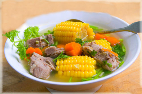 2. Ngô hầm: Dùng ngô non hầm với các thực phẩm động vật như gà, chim, ba ba..., nếu nấu với nước cơm rượu thì càng tốt. Ăn xong, uống trà nóng với gừng. Món ăn bổ dưỡng này dành cho người gầy yếu, người cao tuổi, giúp sản phụ có nhiều sữa, chữa đau lưng, mỏi gối ở người già. Ảnh: healthplus.vn.
