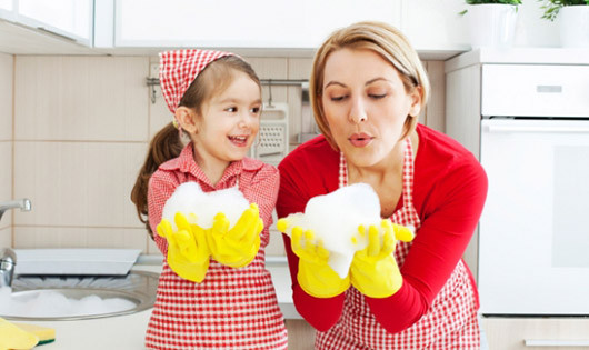 7. Cùng bé làm việc nhà: Dọn đồ chơi, gấp quần áo, hoặc phân loại quần áo trước khi cho vào máy giặt là những công việc phù hợp với trẻ. Và tất nhiên, trẻ sẽ học được cách sống có trách nhiệm ngay khi còn nhỏ. Ảnh: Mecon.vn.