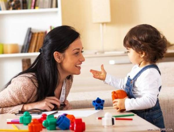 2. Khám phá cùng con: Bạn hãy tạo ra không gian an toàn trong nhà để trẻ tự do khám phá. Điều này sẽ kích thích trí nhớ của trẻ, giúp trẻ nhận ra những nơi quen thuộc và an toàn để chơi, đồng thời trẻ cũng sẽ phát triển các chức năng nhận thức khác. Ảnh: Xaluan.com.
