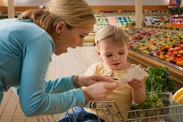 3. Cho bé đi mua sắm cùng: Đây là cách tuyệt vời để giới thiệu những âm thanh và hình ảnh mới. Bạn cũng có thể dạy trẻ về màu sắc và số lượng. Ảnh: baomoi.com.