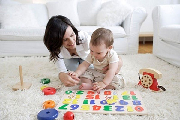 6. Học đếm: Cha mẹ hãy biến những con số khô khan thành một trò chơi hấp dẫn. Chẳng hạn thi đếm xem có bao nhiêu hạt đậu trên đĩa, hoặc con chó có mấy cái chân. Dần dần, trẻ sẽ quen với những con số, mà việc học đếm sẽ dễ dàng hơn bao giờ hết. Ảnh: camnanggiadinh.com.vn.