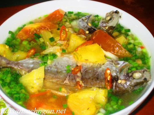 Dứa và cà cắt miếng vừa ăn. Nấu sôi 1 tô lớn nước, cho dứa và cà vào sôi 5 phút, cho cá vào nấu chín, nêm vừa ăn, thêm hành ngò, ớt trái. Ảnh: haisansachngon.net.
