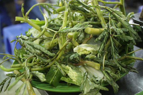2. Vịt om sấu rau rút. Nguyên liệu: Vịt, sấu, rau rút, gừng, tỏi, hành khô, sả, giềng, chanh, gia vị, muối, đường. Rau rút nhặt sạch bấc, bóc vỏ hành tỏi, gừng riềng, sả đập dập. Ảnh: Tinmoi.vn.