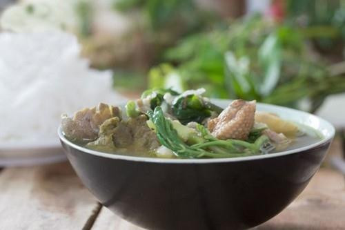 Thịt đã ướp đủ thời gian các bạn xào qua, sau đó thêm lượng nước dùng vừa đủ ăn và đun sôi liu riu. Thêm sấu vào om đến khi thử thấy vịt đã chín mềm. Khi vịt chín thì cho rau rút vào để rau vừa chín tới, nêm nếm lại gia vị vừa miệng ăn rồi tắt bếp. Ảnh: doivi.net.