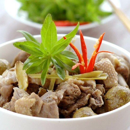 Nấu lửa lớn cho nồi thịt vịt sôi lên, sau đó hạ lửa nhỏ và nấu từ từ để vịt chín mềm. Khi thấy vịt hơi mềm, bạn cho khoai sọ vào nấu cùng. Dùng muôi hoặc thìa lớn dầm sấu từ từ cho đến khi đủ độ chua thì dừng lại, nêm nếm gia vị vừa ăn. Cuối cùng rắc thêm rau ngổ, mùi tàu và ớt thái sợi rồi tắt bếp. Ảnh: muachung.vn.