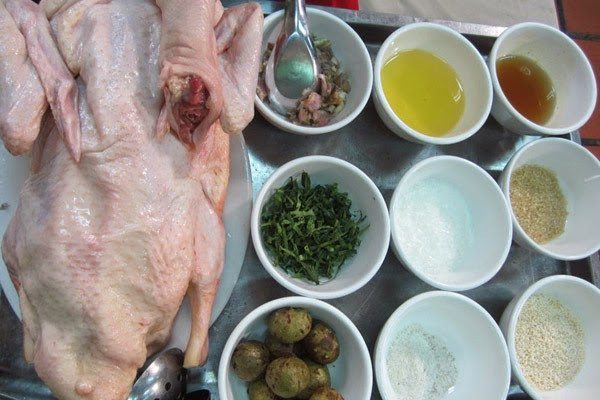 3. Vịt om sấu nước dừa. Nguyên liệu: Thịt vịt, nước dừa, sấu, sả, gừng, gia vị, rau ngổ. Rắc muối lên miếng thịt vịt sau đó chà xát kĩ rồi rửa sạch với nước. Chặt thịt vịt thành những miếng vừa ăn. Sả đập dập phần đầu sả rồi băm nhỏ. Gừng gọt vỏ băm nhỏ. Ảnh: vaobeocungban.org.