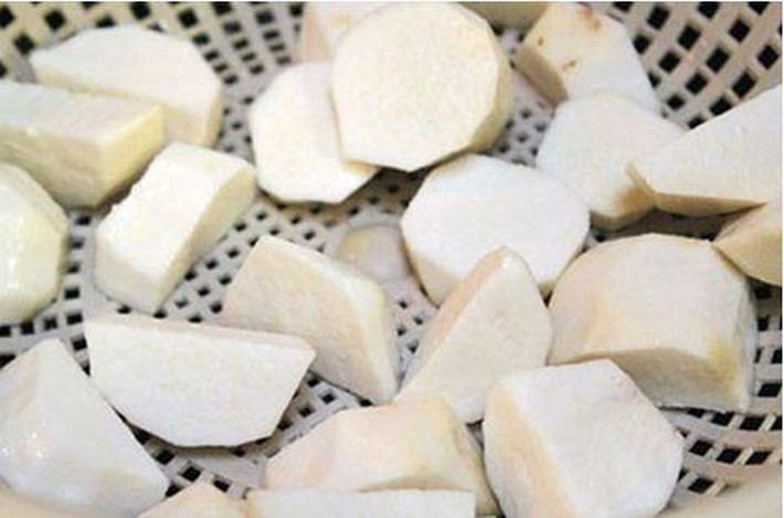 Sấu cạo vỏ, rửa sạch, dùng dao khứa nhiều lần vào sấu để khi nấu sấu nhanh chín và ra nhân thịt. Khoai sọ rửa sạch, đem luộc qua nước sôi khoảng 5 phút rồi xả lại nước lạnh. Ảnh: Infonet.vn.