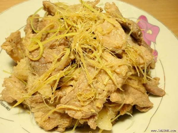Sau đó cho nước xâm xấp mặt thịt, rang khoảng 15 phút cho sánh lại. Cho thêm tiêu xay vào cho thơm, nêm lại gia vị sau đó tắt bếp. Ảnh: ToiVaoBep.Org.
