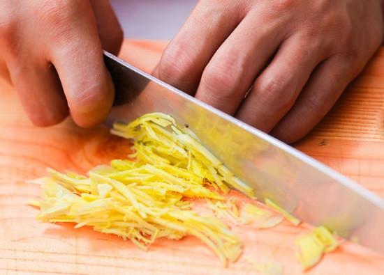 Đặt chảo lên bếp, khi chảo nóng cho một thìa đường vào đảo nhanh tay khi đường chuyển màu cánh gián thì cho hành tỏi vào phi thơm. Cho hỗn hợp thịt vào chảo đảo săn. Ảnh: toinayangi.vn.