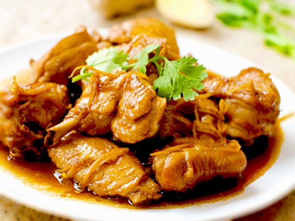Thêm ¼ bát con nước, 1 thìa nước tương, vặn nhỏ lửa, đảo đều và nhanh tay cho nước cạn bớt là được. Tắt bếp, rắc thêm lá chanh vào đảo đều là món thịt gà rang gừng hoàn thành. Ảnh: aMeovat.com.