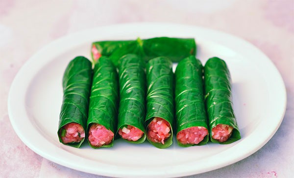 2. Chả lá lốt. Nguyên liệu: Thịt nạc vai, mộc nhĩ, lá lốt, hành củ, tiêu, bột nêm, dầu ăn. Thịt nạc vai xay trộn cùng mộc nhĩ, lá lốt thái nhỏ, hành củ băm nhỏ thêm chút gia vị bột nêm, tiêu bắc để ngấm khoảng 10 phút. Ảnh: aMeovat.com.