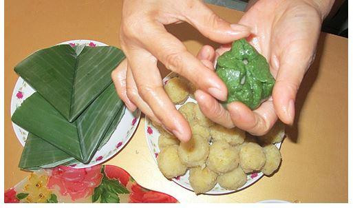 Trộn đỗ xanh, mỡ và dừa vào với nhau để làm nhân, thêm chút đường và nước tinh dầu hoa bưởi cho thơm. Lá chuối lấy về rửa sạch, phơi khô hoặc hơ qua lửa cho lá mềm ra để dễ gói bánh. Ảnh: haiduong.tintuc.vn.