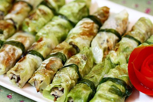 Xếp tất cả các cuốn thịt vào xửng, hấp 20 phút cho chín. Bắc chảo lên bếp, cho chút dầu ăn, rồi nhẹ nhàng thả từng cuốn bắp cải cuộn thịt, rán xém vàng lá bắp cải là được. Ảnh: giadinh.net.vn.