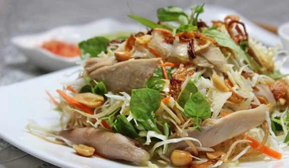Trộn thịt gà, bắp cải, hành tây vào thố lớn. Thêm vào một thìa nhỏ muối, chút xíu tiêu và vắt vài giọt chanh, dùng tay trộn đều. Sau đó thêm rau răm vào là xong. Ảnh: Emvaobep.com.