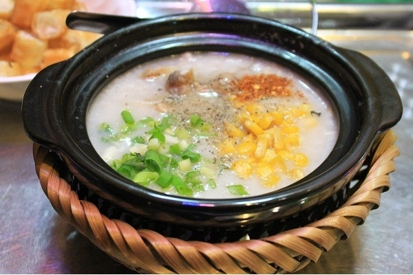 4. Ăn cháo nóng. Cơ thể thường bị nhiễm lạnh, lúc này nên ăn một bát cháo nóng, một bát phở nóng có tác dụng làm ấm cơ thể tránh bị cảm lạnh rất tốt. Ảnh: Depplus.vn.