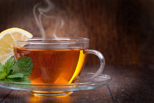 5. Uống trà gừng nóng. Gừng là loại củ có vị cay, tính ấm nên rất hiệu quả trong việc làm ấm bụng để chống lại cái lạnh bên ngoài và cũng giúp bạn tránh cảm gió. Ảnh: SongKhoe.vn. (Thông tin trong bài chỉ mang tính chất tham khảo, trước khi sử dụng bài thuốc, vui lòng hỏi ý kiến bác sĩ).