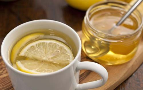 Chỉ cần pha nước chanh ấm rồi cho thêm một thìa nhỏ mật ong vào, khuấy đều lên là có một loại nước ấm làm cho cơ thể khá tốt. Ảnh: Eva.vn.