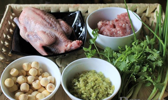 3. Chim bồ câu tần hạt sen. Nguyên liệu: Chim bồ câu, thịt lợn nạc, mỡ nước, hạt sen, cốm, rượu, miến, nấm hương, mộc nhĩ, hành củ, nước mắm, muối, mì chính. Đầu tiên thịt chim làm sạch nguyên con và ướp với ít muối, hạt tiêu. Ảnh: toinayangi.vn.