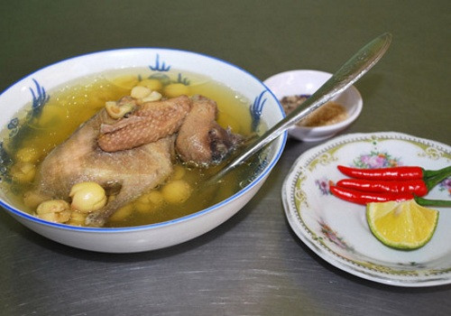 Đem chim chao qua mỡ và xếp chim vào nồi cùng với nấm hương, hạt sen, củ hành, tiêu đã đập dập. Thêm vào nồi 1 thìa rượu và vài lát gừng, cho nước vào xâm xấp nồi và hầm chín nhừ. Thêm gia vị vừa miệng và bắc ra. Ảnh: Yeutre.vn.