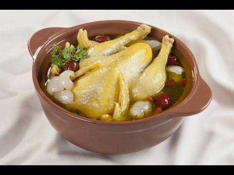 Sau 20 phút bạn mở nồi gà ra kiểm tra xem hạt sen đã bở chưa, nếu chưa bở bạn đun thêm, nếu bở rồi thì bạn nêm nếm lại cho vừa ăn, rắc hành mùi xắt nhỏ rồi tắt bếp. Lấy gà hầm hạt sen ra tô, dùng nóng. Ảnh: youtube.com.