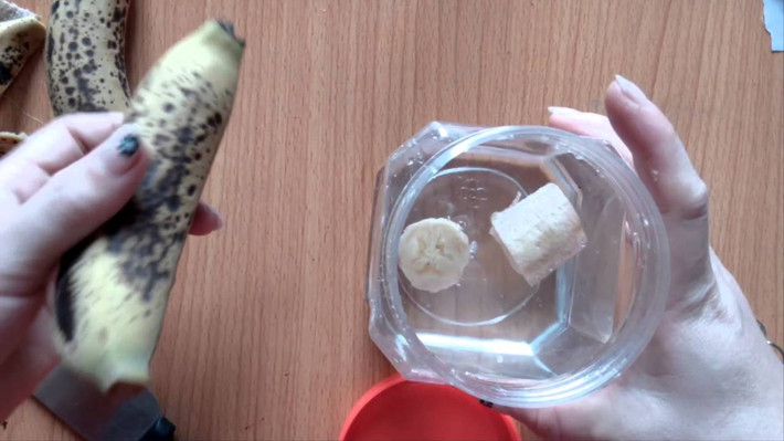 Thời gian nước đường thành dấm sẽ nhanh hơn lần đầu tiên và khoảng một tuần sau sẽ kết thành một lớp con dấm khác. Khi dấm đã chua, lại chiết ra rồi thêm nước đường vào theo công thức trên. Ảnh: youtube.com.