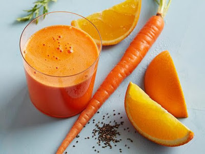 Cam dùng dụng cụ vắt lấy nước. Pha cà rốt cùng nước cam. Thêm đường hoặc siro tùy ý. Thêm vài viên đá cho mát và thưởng thức. Ảnh: Bartender.edu.vn.