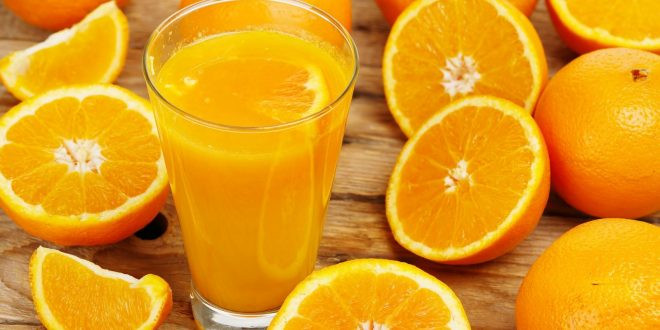 Vắt nước cam bỏ hạt, thêm 1/2 quả chanh lấy nước cốt, thêm đường cho ngọt ngọt chua chua, 1 xíu muối, thêm bột sư tử. Khuấy đều. Ảnh: dayhoichuongbung.vn.