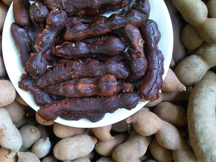 Cho dầu ăn vào chảo, cho hạt điều vào đảo nhanh và bắc xuống, cho ra đĩa. Cho dầu ăn vào chảo, bật lửa vừa. Sau đó, cho tỏi đập dập vào phi vàng lên, cho thêm gạch cua vào xào sau đó bắc xuống. Ảnh: lamchame.com.