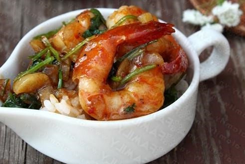 Vớt hạt điều bỏ đi, cho tỏi vào phi thơm. Đổ tôm vào xào chín rồi cho ra đĩa, để riêng. Vẫn dùng chảo đã xào tôm, bạn đổ nước cốt me vào, thêm vào khoảng hai thìa cà phê nước mắm và hai thìa cà phê đường. Ảnh: ahaisan.com.