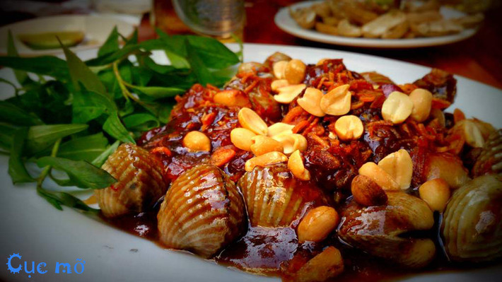 Cho me, đường, chút nước, bóp nhẹ tay, lọc lấy nước, bỏ hạt. Đặt chảo lên bếp, cho dầu ăn vào, phi thơm tỏi, trút sò vào xào, nêm hỗn hợp nước me đường, ớt sừng, tương ớt, nước mắm. Tiếp tục xào cho đến khi thấy nước me quẹo lại, sò mở nắp là được. Ảnh: meohaybotui.com.