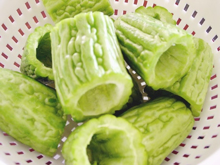 2. Mướp đắng nhồi thịt. Nguyên liệu: Mướp đắng, thịt lợn, trứng gà, miến, mộc nhĩ, nấm hương, hành hoa. Mướp đắng cắt đôi, dùng đũa bỏ hết ruột bên trong sau đó rửa sạch để ráo nước. Ảnh: cuonnroll.vn.