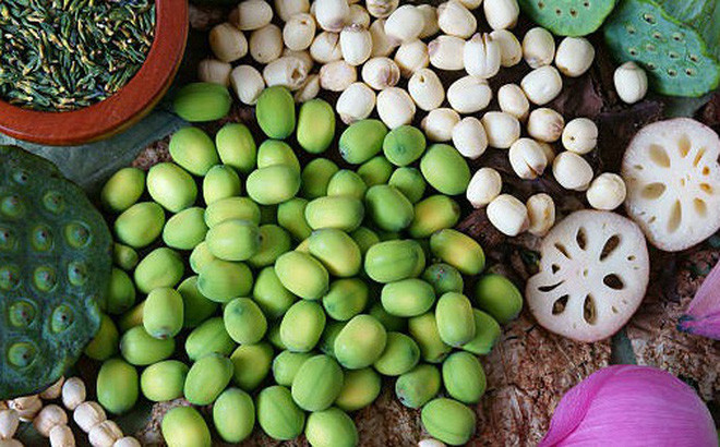 Mọi người chỉ phải đập nát hồng xiêm cho vào nồi đổ nước vào ninh cho thật chín, tiếp tới cho gạo và củ mài ninh tới nhừ là có thể thưởng thức. Ảnh: soha.vn.