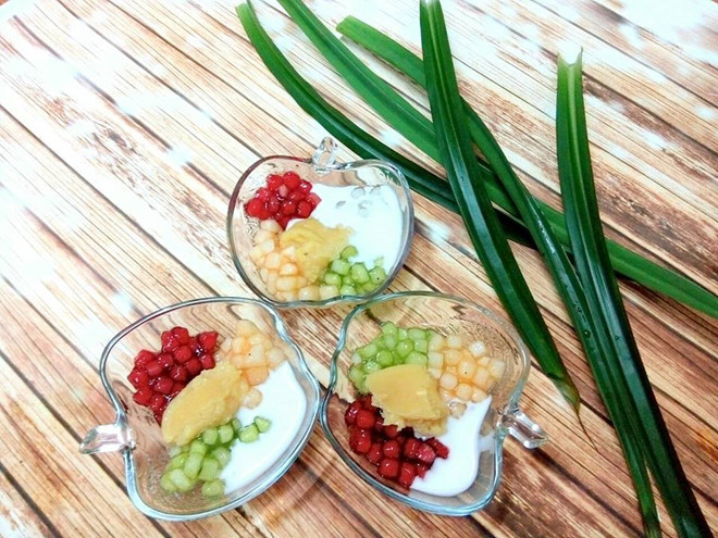 Cho hột lựu và bánh lọt vào trộn chung với vú sữa và đường. Cho vào tủ mát dùng lạnh, hoặc có thể cho đá viên vào dùng. Ảnh: Zing.vn.