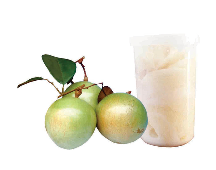 3. Sinh tố vú sữa sữa chua. Nguyên liệu: Vú sữa, sữa tươi, sữa đặc, đá bào. Vú sữa đem rửa sạch, dùng tay bóp nhẹ rồi tách đôi quả ra. Lấy thìa nạo lấy thịt. Ảnh: phunutoday.vn.
