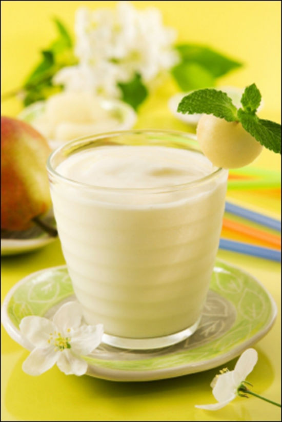 Cho lần lượt các nguyên liệu sữa tươi, sầu riêng, bơ, sữa đặc và đá bào vào máy sinh tố. Xay nhuyễn hỗn hợp. Đổ sinh tố vú sữa ra cốc và thưởng thức. Ảnh: Myphamlamdep.vn.