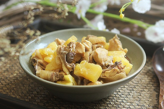 Dầu nóng cho gà vào xào đến khi gà săn chắc sau đó thêm 3 muỗng nước mắm ngon cùng 1 bát con nước đun trên lửa trung bình. Trút dứa vào kho thêm 10 phút, nêm lại gia vị cho vừa ăn và tắt bếp. Ảnh: congthucmonngon.com.