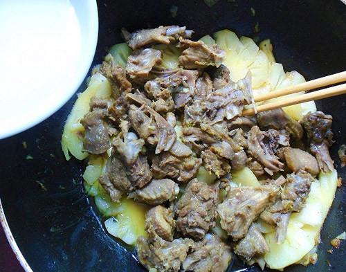 3. Canh vịt nấu dứa. Nguyên liệu: Vịt, dứa, nước dừa tươi, hành lá, hành tím, tỏi, bột canh, dầu điều, ớt bột, hạt nêm, tiêu bột. Thịt vịt làm sạch lông, rửa sạch để ráo, chặt miếng vừa ăn. Ảnh: doisongphapluat.com.