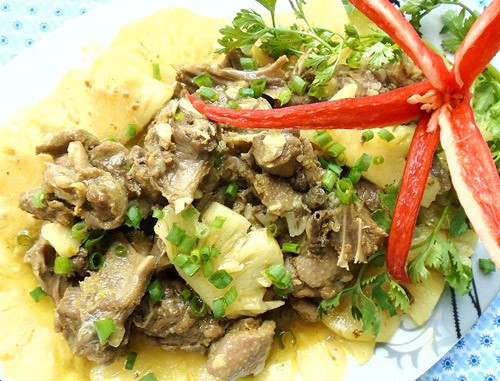 Vịt ướp lấy ra xào sơ cho săn lại. Sau đó, đổ nước ép dứa và nước cốt dừa cho ngập mặt thịt vịt. Đun nhỏ lửa cho tới khi thịt mềm thì cho dứa cắt miếng vào. Nêm thêm vào nồi 1 muỗng hạt nêm, tắt bếp. Ảnh: doisongphapluat.com.