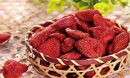 Sên 30 phút với lửa nhỏ, sau đó bạn vớt dâu ra, tiếp tục sên nước đường. Sên nước đường khoảng 15 phút thì tiếp tục trút dâu tây cùng 5 ml vani vào, rim đều 2 mặt cho tới khi đường chuyển sang màu nâu sẫm thì tắt bếp. Ảnh: ngaynay.vn.
