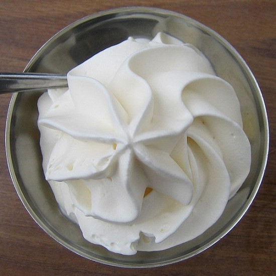 Ngâm nở gelatine ở hỗn hợp kem phô mai dâu. Xay nhuyễn dâu và đường. Bắc lên bếp sên cho bay hơi bớt. Kem phô mai đánh nhuyễn mịn. Kem whipping đánh bông mềm. Ảnh: Lambanh365.com.