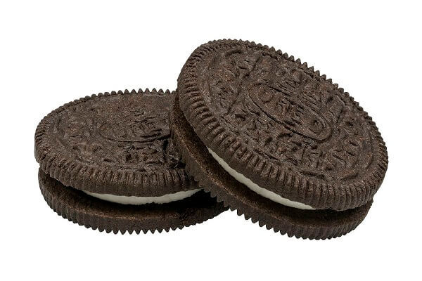 2. Bánh phô mai dâu tây. Nguyên liệu: Bánh quy oreo, bơ lạt, đường, kem phô mai, creamcheese, kem, đường bột, gelatine, kem phô mai dâu, dâu tây. Nghiền nát bánh quy oreo bằng máy xay, cho đường và bơ đã quay chảy vào xay tiếp, ta thu được hỗn hợp bánh quy bơ. Ảnh: GiaDinh.TV.