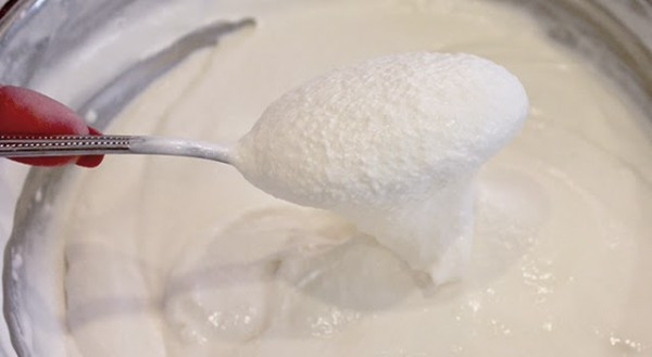 Ngâm gelatine với chút nước, bấm lò vi sóng cho gelatine chảy rồi trộn vào hỗn hợp phô mai ở trên. Trộn nhẹ nhàng kem whipping vào hỗn hợp phô mai. Dàn kem vào khuôn bánh, để tủ lạnh 30 phút cho kem đông. Ảnh: aMeovat.com.