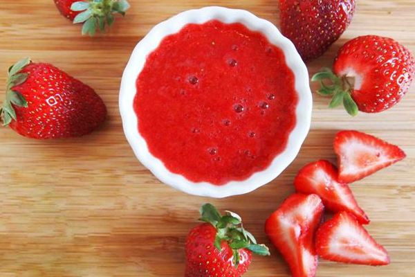 Trộn hỗn hợp gelatine đã ngâm mềm vào hỗn hợp dâu tây vừa sên. Tiếp đó đổ hỗn hợp dâu tây vào kem phô mai, đánh đều. Trộn nhẹ nhàng kem whipping vào hỗn hợp kem phô mai dâu. Dàn hỗn hợp trên vào khuôn, để lạnh 30 phút. Ảnh: mevacon.com.vn.