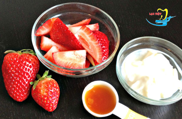 3. Soda dâu tây. Nguyên liệu: Dâu tây, soda, mật ong, lá bạc hà, đá bào, chanh. Dâu tây và lá bạc hà rữa sạch với muối loãng, lấy hai trái dâu cắt lát mỏng. Dâu còn lại cho vào máy xay, khi xay cho thêm vài lá bạc hà vào xay chung cho có mùi thơm. Ảnh: nhakhoalacviet.vn.