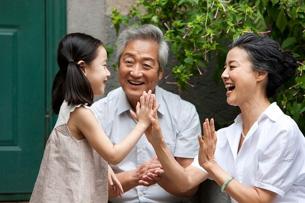 10. Bạn học cách không phàn nàn, chỉ trích. Chúng ta nhận ra rằng, việc chỉ trích ai đó chẳng có lợi ích gì. Nên nói những điều tích cực, những lời động viên luôn giúp ích cho bạn và mọi người nhiều hơn. Ảnh: giadinhvatreem.com.